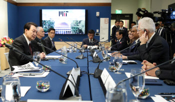尹, MIT 석학들과 대담…“혁신적 과학기술 협력, 동맹의 새영역”
