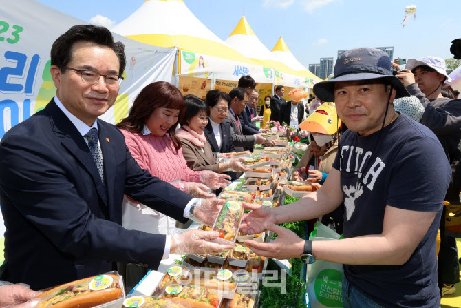 [포토]'오리고기 맛보세요'