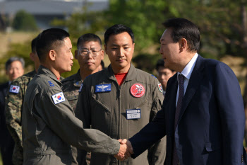 尹, 프라미스팀 만나 "작전 성공 외교역량의 성과"