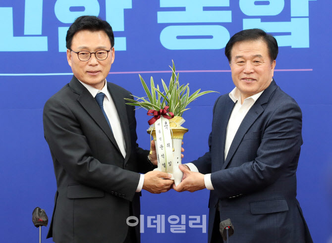 [포토]'윤석열 대통령 축하난 받는 박광온'