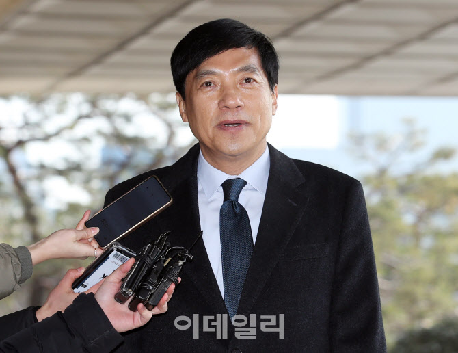 법무부, '김학의 수사 외압 의혹' 이성윤 징계심의 정지