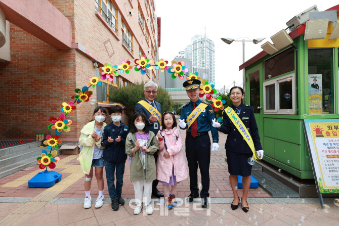 경기남부경찰청, 수원 태장초 일대서 '어린이 교통사고 제로' 캠페인