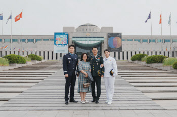 '가정의 달' 맞아 이색 軍 가족 프로야구 시구 나서