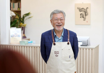 文 평산책방 앞치마를 고가에 판매? 알고보니...