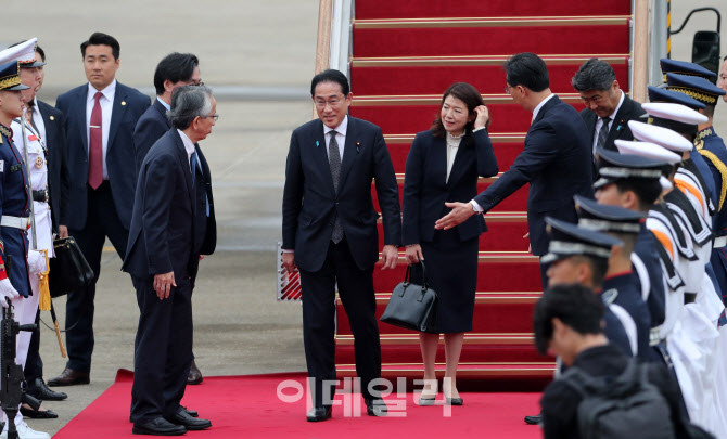 [포토]기시다 일본 총리, 한국 도착...12년만 셔틀외교 시동