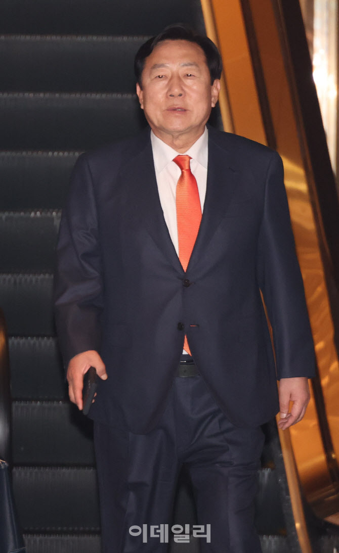 [포토]기시다 후미오 일본 총리와 간담회 입장하는 김기문 중소기업중앙회 회장