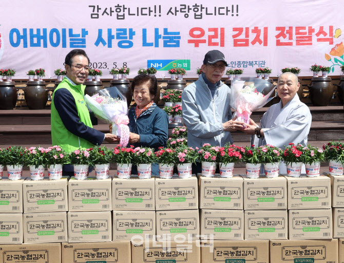 [포토] 카네이션과 김치 전달하는 이성희 농협회장