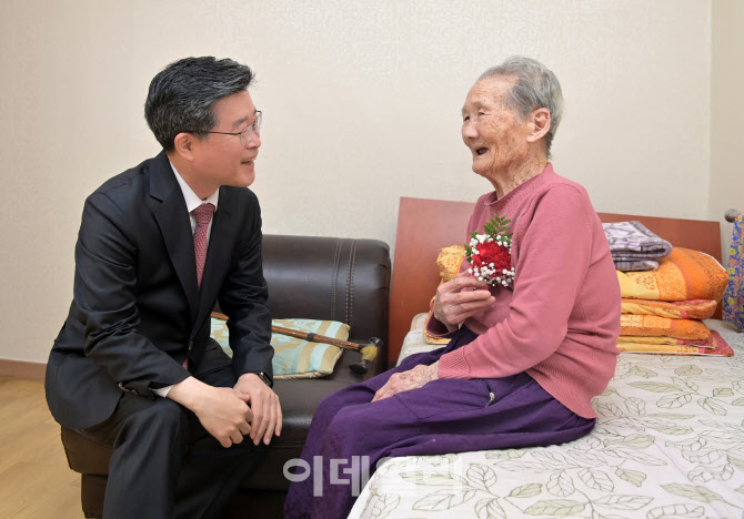 [포토] 어르신께 꽃 달아 드린 김길성 중구청장