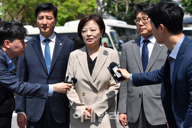 [포토] 헌법재판소 입장하는 진선미 의원
