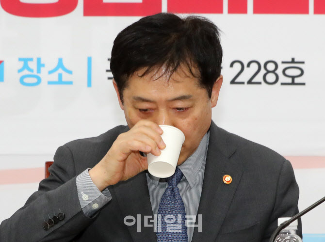 [포토]당정협의회 앞두고 물 마시는 김주현 위원장