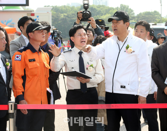 [포토] '서울안전 한마당' 참관한 오세훈 서울시장