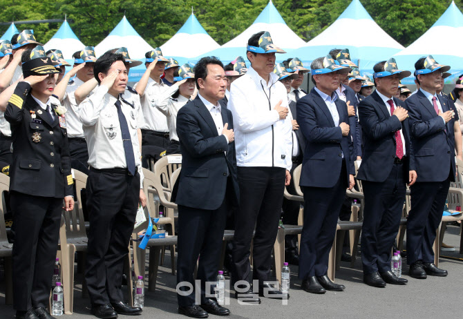 [포토] 국기에 대해 경례하는 오세훈 시장