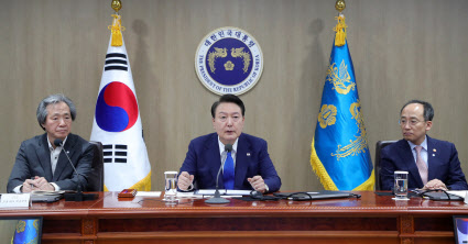 尹, 文정부 방역에 "국민 일상·의료진 희생 담보한 정치방역"