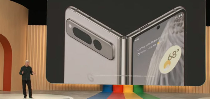 베일 벗은 구글 첫 폴더블폰…‘갤Z폴드4’와 무엇이 다를까