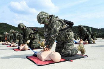 “군 복무 24개월 이상으로 확대, 여성도 징집해야”