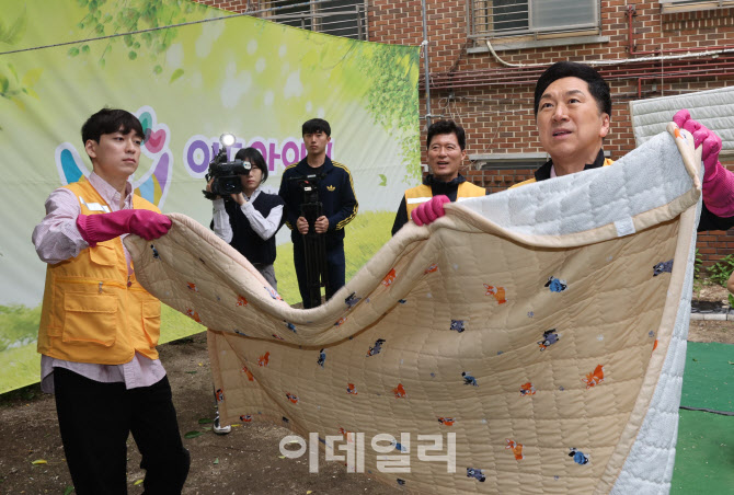 [포토]김기현 대표, '빨래하기 좋은 날'