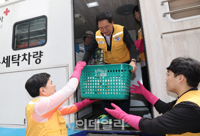 [포토]김기현 대표, '아동복지센터 찾아 세탁 봉사활동'