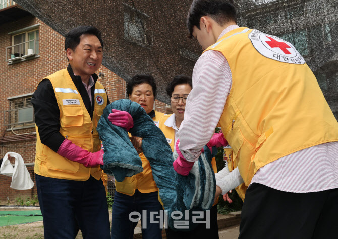 [포토]김기현 대표, '봄맞이 세탁 봉사활동'