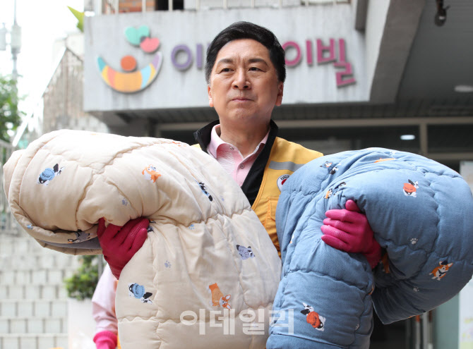 [포토]김기현 대표, '봄맞이 세탁 봉사활동'
