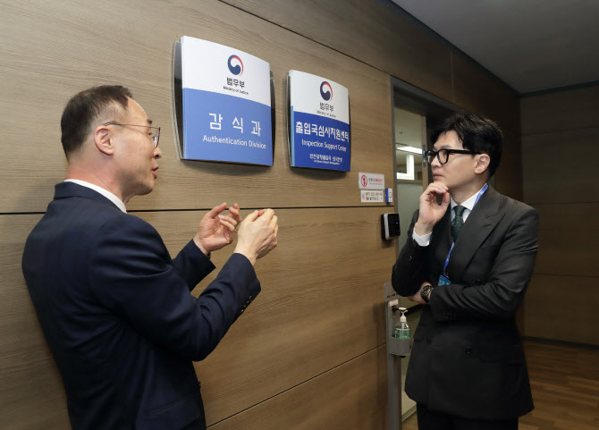 인천공항 점검한 한동훈 "엄정한 체류질서로 미래 대비"