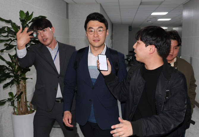 `김남국 코인` 논란 후 민주당 2030 지지율 뚝…무당층↑ [한국갤럽]
