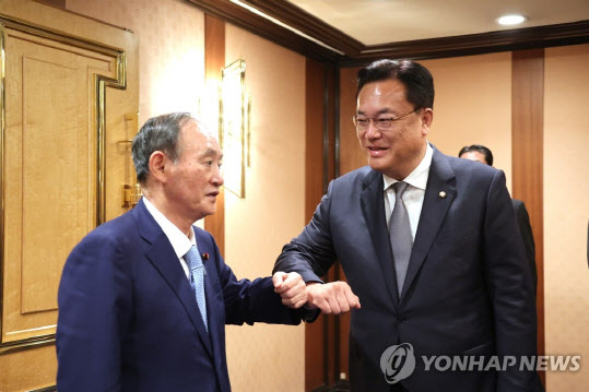 한국 의원들 만난 스가 전 日총리 "한일 관계 발전 힘쓸 것"