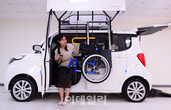 [포토]리모콘 하나만으로 휠체어를 손쉽게 수납해주는 보조공학기기 레이이지무브RE