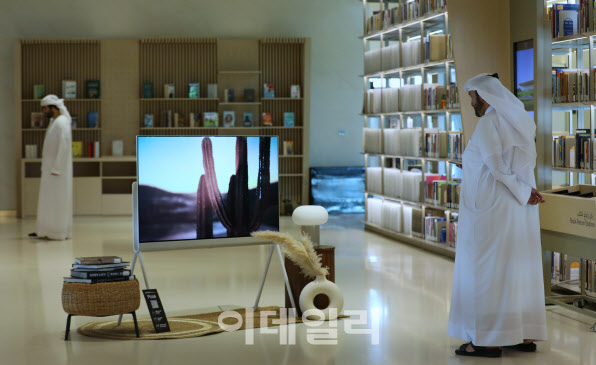 LG전자, '세계 책의 수도' UAE 도서관에 '올레드 포제' 전시