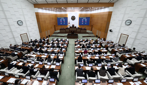서울시의회, 기초학력 공개 조례 공포…교육청은 "대법원 제소"