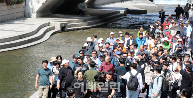 [포토]옛 참모진 및 지지자들과 청계천 산책 나선 이명박 전 대통령