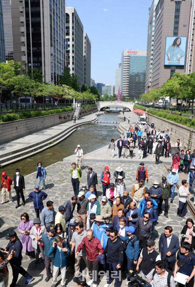 [포토]MB, 옛 참모진과 청계천 산책 나서