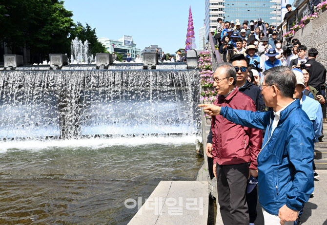 [포토]청계천 둘러보는 이명박 전 대통령