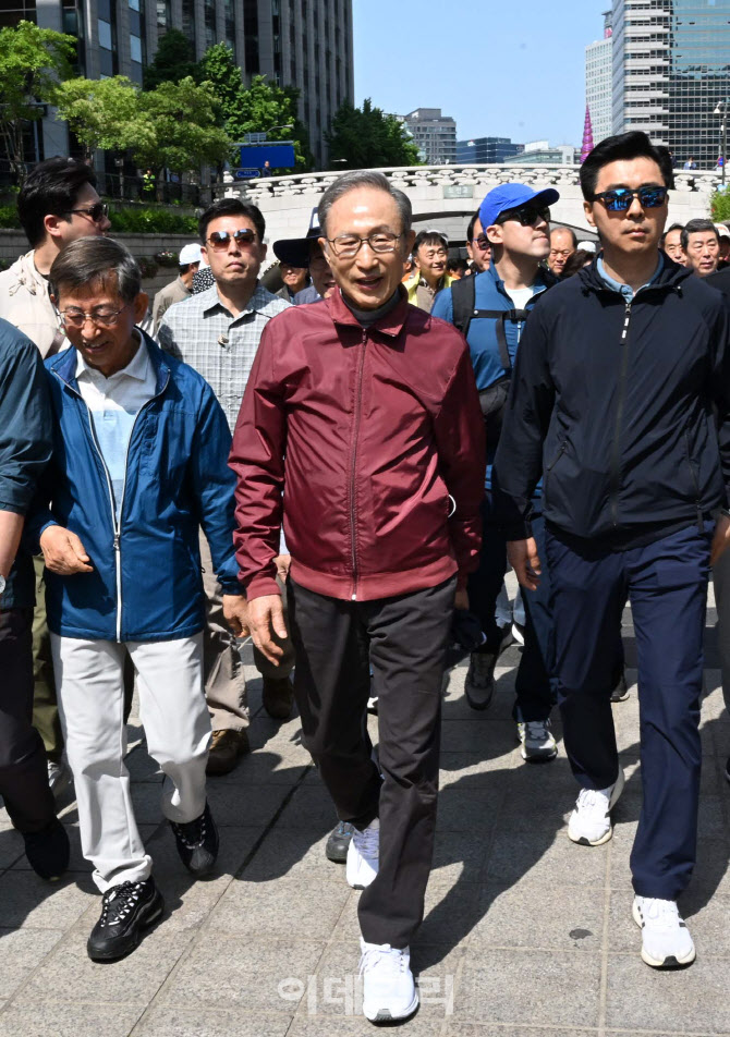 [포토]청계천 산책나선 MB, ‘정치활동 재개’ 질문에 “나라 잘됐으면”