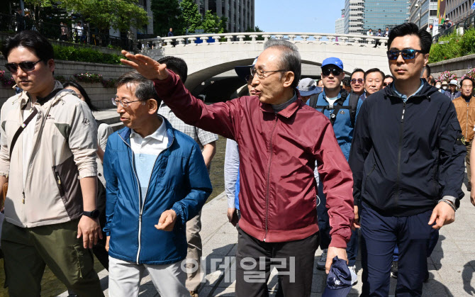 [포토]청계천 산책 MB, ‘정치활동 재개’ 질문에 “나라 잘됐으면”