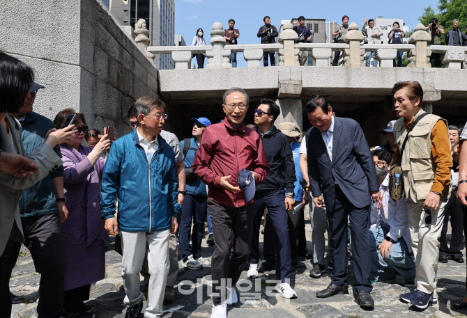 [포토]이명박, 청계천 걷기 행사 참여