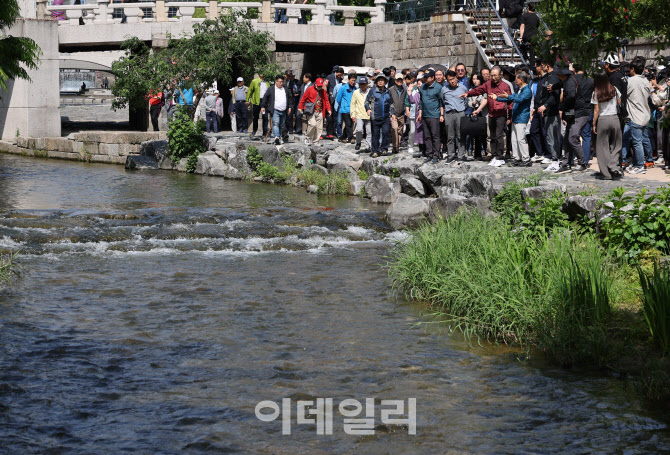 [포토]MB, 대표적 치적 '청계천' 산책...측근 20명 동행