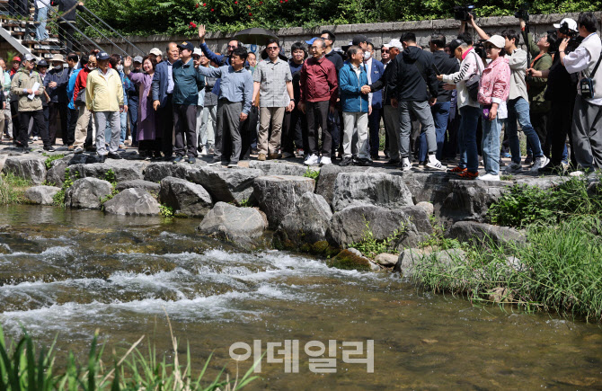 [포토]MB, 대표적 치적 '청계천' 산책 나서