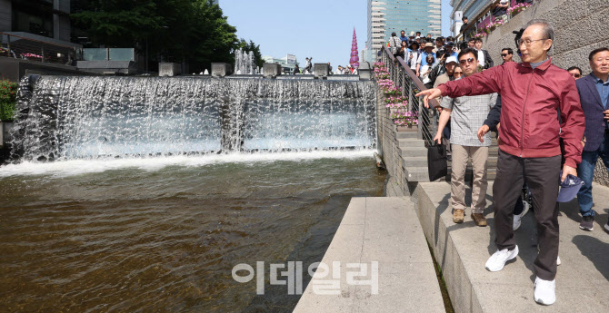 [포토]이명박 전 대통령, 대표적 치적 '청계천' 산책 나서