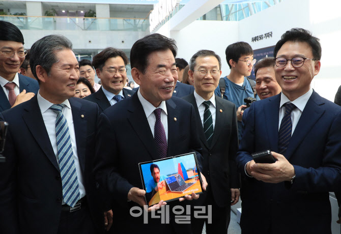 [포토]'두번 접히는 Flex G 살펴보는 김진표 국회의장'