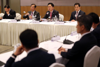 전경련 만난 與 "요청과제 검토…국가경제 발전 위해 필요시 입법"