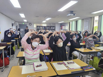 "나이 든 사람 가르치느라 고생하죠"…스승의 날 맞은 만학도들