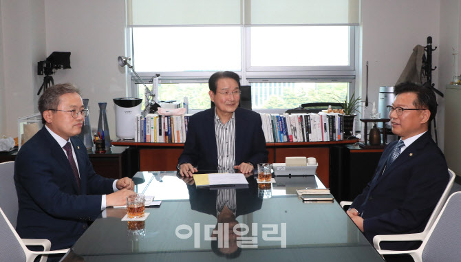 [포토]이야기 나누는 변재일 윤리특위원장과 여야 간사