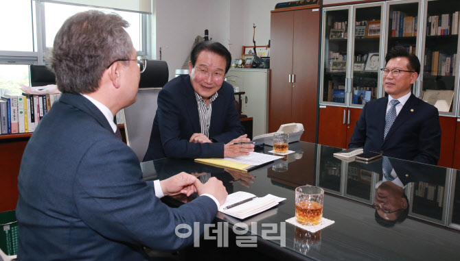 [포토]'코인논란' 김남국 의원 징계 관해 이야기 나누는 변재일 윤리특위원장과 여야 간사
