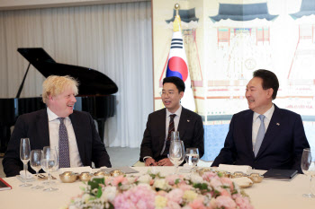 尹, 존슨 전 英 총리와 만찬…"보편적 가치 공유 국가와 연대 중요"