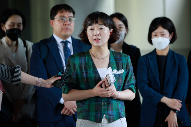 고아로 美 불법 입양됐다 추방…法, 홀트가 1억원 배상해야