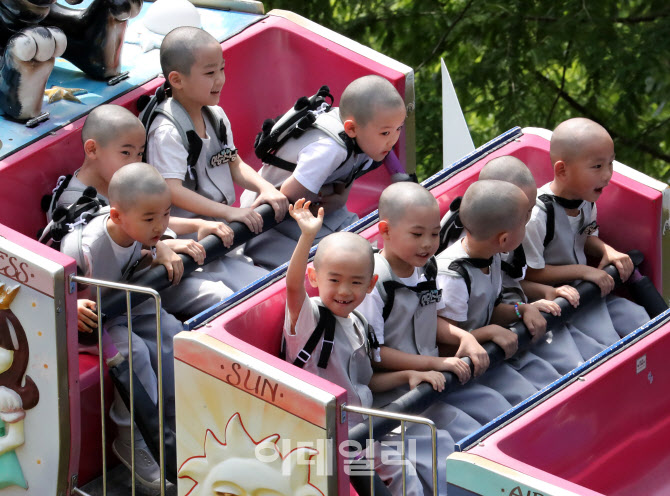 [포토]동자승들의 즐거운 봄소풍