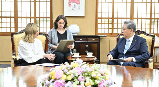 우크라 영부인, 박진 외교장관 만나 "구급차 등 지원 희망"