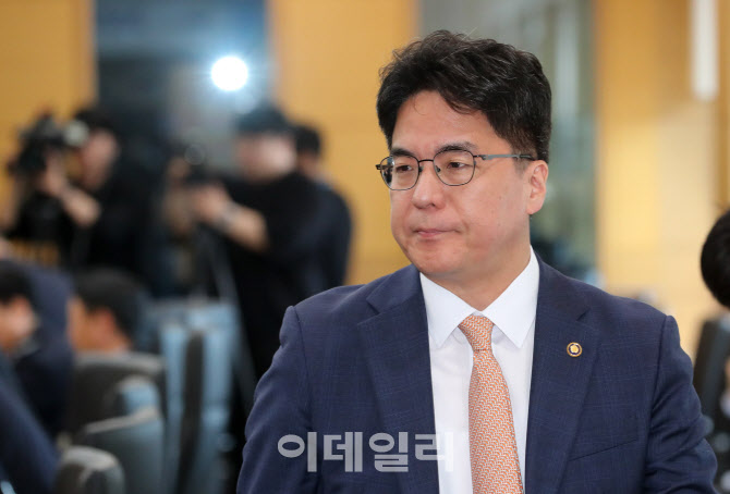 [포토]'2023 전국세관 마약조사관 회의' 입장하는 윤태식 관세청장