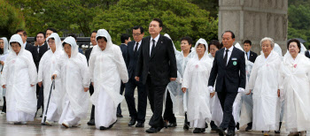 비맞으며 ‘5월 어머니들’과 입장한 尹대통령…‘임을 위한 행진곡’ 제창