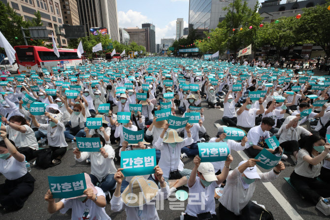 [포토]병원이 아닌 거리로 나선 간호사들